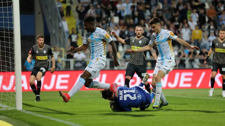 Rijeka se u 'derbyju della Učka'  poraza protiv desetorice Puljana spasila golom u sedmoj minuti sudačke nadoknade