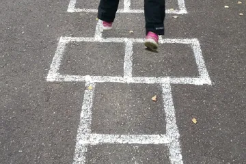 Što je dječja igra školica? Kako se igra školica?