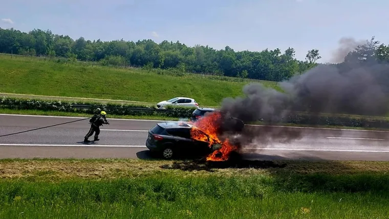 Automobil gorio na A1 u blizini Zagreba: Vatra je zahvatila gotovo cijelo vozilo