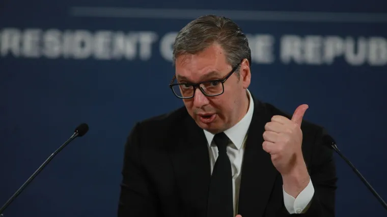 Beogradski odvjetnik brutalno poklopio Vučića, pa ponovno procurila snimka kako je nekad nosio kala&scaron;njikov