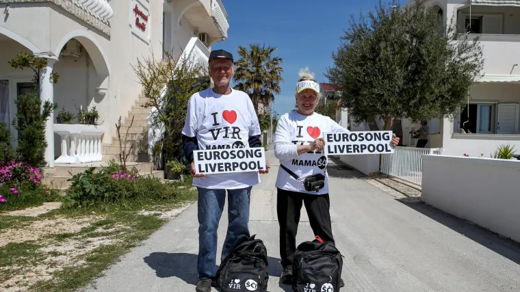 Sjećate se bračnog para s Vira koji je otišao u Liverpool dati podršku grupi Let 3?  E pa došli su, ali ne i dobrodošli!
