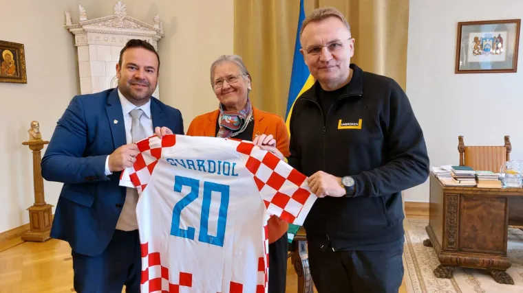 FOTO U Pulu nakon ljeta stižu ukrajinski ranjenici i djeca. Zoričić posjetio Lavov, donio darove