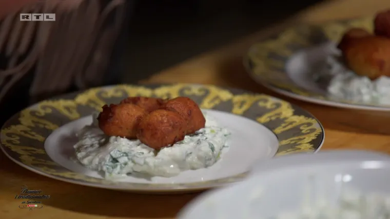 Dalmatinske slane fritule sa zagorskim čvarcima, mladi luk u vrhnju