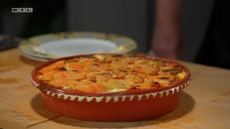 Musaka od dimljenih kobasica, batata i krumpira zalivena sa mlijekom i jajima