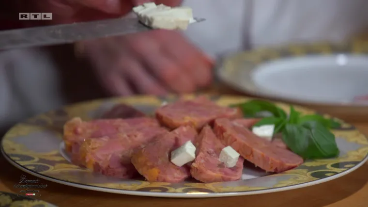 Hladna rolada od kuhanog bunceka, žele od hrena, salata od crne rotkvice i slanutka
