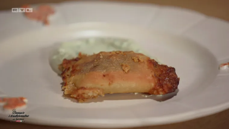 Pečeni štrukli punjeni heljdom i sviježim sirom posuti prženim slaninama, dresing od kiselog vrhnja i bućinog ulja