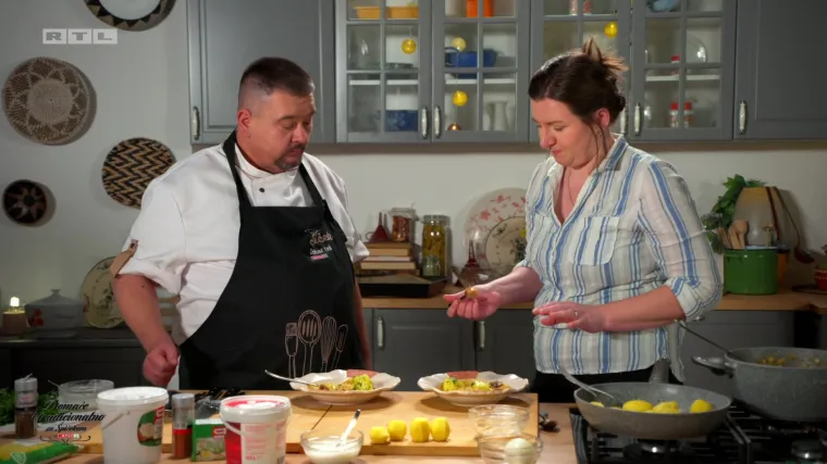 Vinski sekeli gulaš sa kimom, slani krumpir sa peršinom