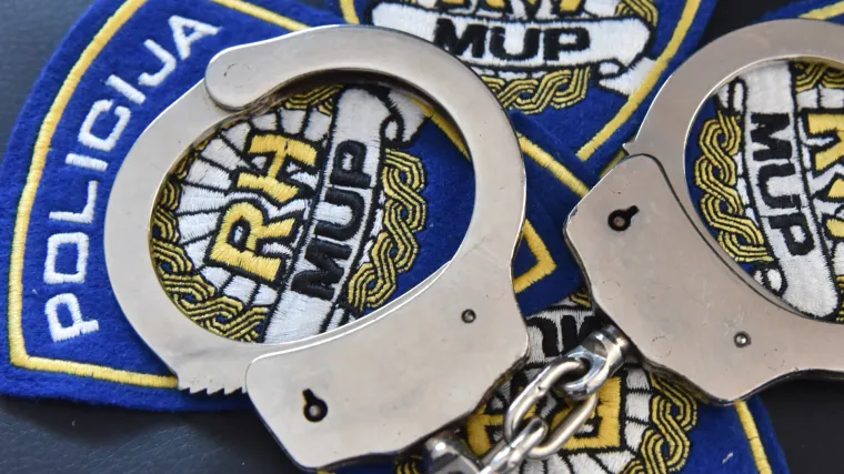 U stanu im na&scaron;li drogu, žena prilikom uhićenja ozlijedila policajca