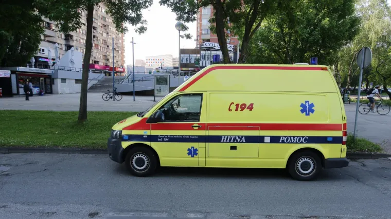 Vozač u Dubravi te&scaron;ko ozlijedio pje&scaron;akinju pa pobjegao, bore joj se za život