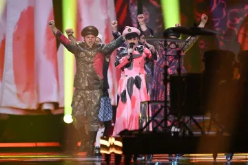 Let 3 razvalio pozornicu Eurosonga! Publika u deliriju zbog 'Mame ŠČ', Prlja i ekipa hladno nastupili u gaćicama