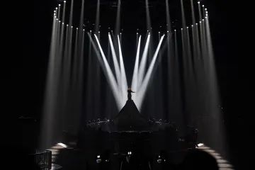 Francuskinju La Zarru usporedili sa Celine Dion, a ona rasturila binu gigantskom haljinom zbog koje je imala čudnu instalaciju