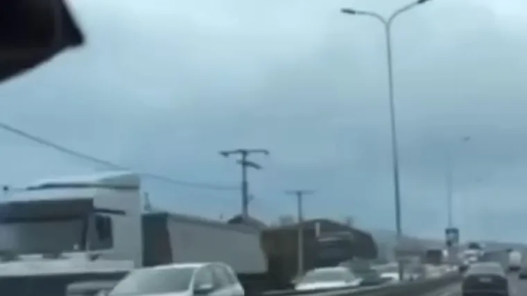 Kamion se zabio u autobus pun maturanata, objavljena i snimka trenutka nesreće