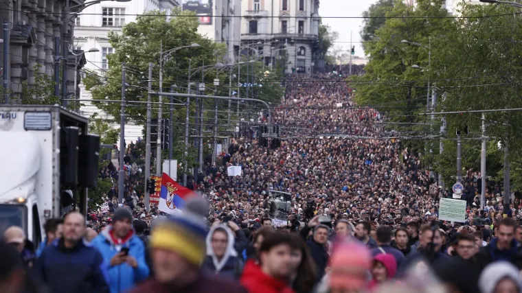 U Beogradu se valja najveći protest od pada Miloševića,  a Vučićev odgovor neodoljivo podsjeća na onaj balkaskog krvnika