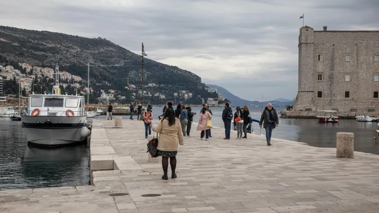 FOTO/VIDEO U Dubrovniku snimljena pijavica. Iznenadile i Splićane u gliseru. Pojavila se na moru