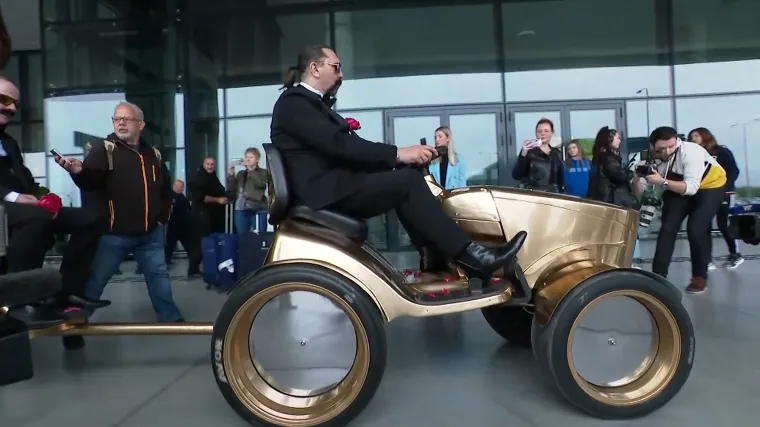 Ako ste se pitali gdje je zlatni traktor Leta 3, vi&scaron;e ne mozgajte! Riječane dočekao u zagrebačkoj zračnoj luci. Sletjeli su iz Liverpoola