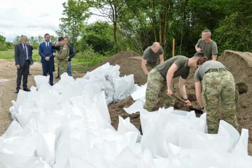 FOTO Banožić obi&scaron;ao vojnike koji se na Banovini bore protiv poplava.'Drago mi je vidjeti...'