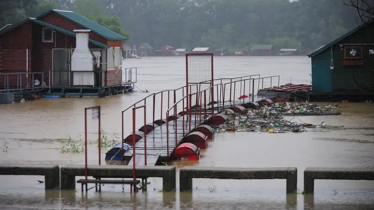 Obilna ki&scaron;a stvorila velike probleme i u BiH: Voda provalila u stambene objekte, odroni i bujice otežavaju promet
