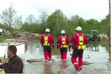 HGSS i dalje oko Gračaca evakuira ljude. Hitna pomoć pokušala doći u Srb, ali HGSS će morati osobu dopremiti njima