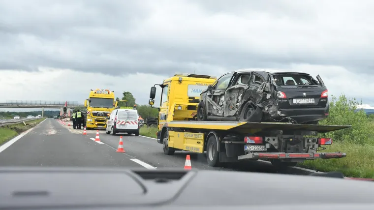 U sudaru  auta i teretnog vozila na državnoj cesti ozlijeđene dvije osobe; otežan promet