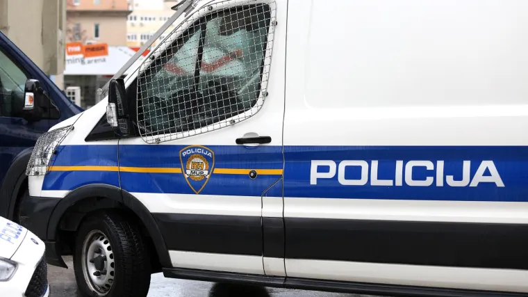 U obiteljskoj kući u Petrinji pronađeno tijelo žene. Policija sumnja na nasilnu smrt, priveli osumnjičenog