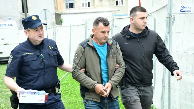 FOTO Priveden mu&scaron;karac koji je usmrtio suprugu u Petrinji. Policija: 'Ubio ju iz niskih pobuda'