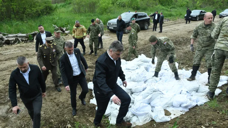 Milanović obi&scaron;ao poplavljenu Banovinu. Novinari ga čekali na nasipu, u blatu, trebao se obratiti. A onda je odustao