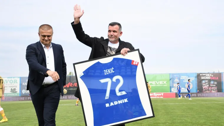 Trenerska ikona dobila dirljivu oproštajnu poruku navijača i dres koji mu je uručio klub kao zahvalu za njegov doprinos