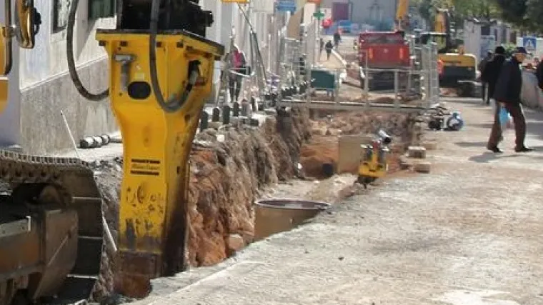 Muke mještana na Hvaru: 'Cijelu zimu su postavljali cijevi i sad opet kopaju po istom!'; Imamo odgovor: 'To se tako radi'