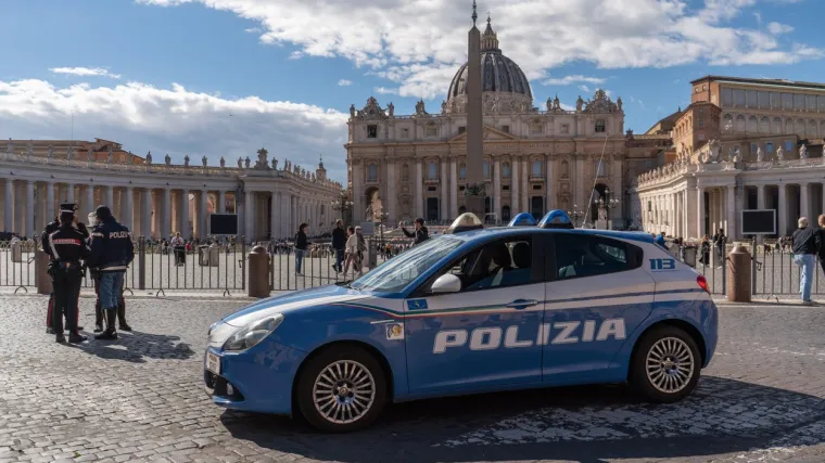Mu&scaron;karac autom uletio kroz vrata Vatikana, policijac pucao: Ipak, nije uspio prići Papi