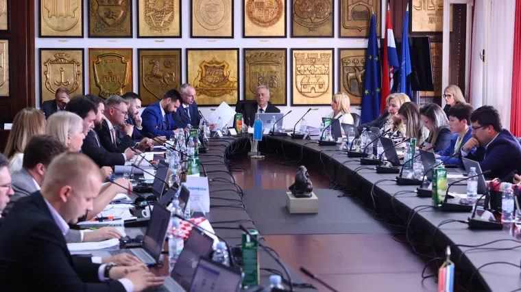 Split odsad kažnjava: Penjanje po spomenicima i kupanje u fontanama 300 eura, povraćanje po ulicama 150