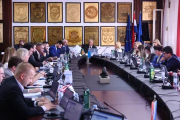 Split odsad kažnjava: Penjanje po spomenicima i kupanje u fontanama 300 eura, povraćanje po ulicama 150