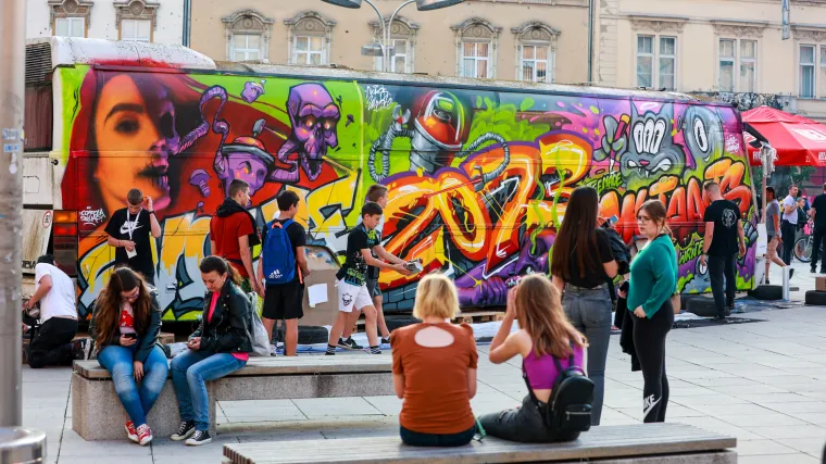 Oni sprejaju po tramvajima i busevima i nitko im ništa ne može! Graffiti majstori u svom su elementu u Osijeku