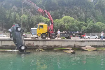 Ronioci izvlačili automobil iz mora ispod Mosta dr. Franje Tuđmana