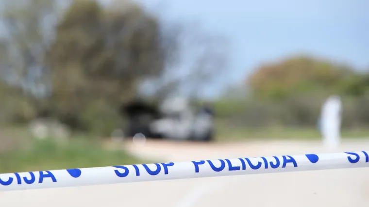 Vlak naletio na automobil u Gunji. Vozio ga 90-godišnjak, na mjestu poginuo. Prošao je kroz spuštene polubranike