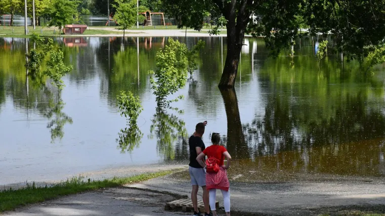 Izlila se Sava iz korita i poplavila popularno izletište, vlasnici riječnih splavi su na oprezu