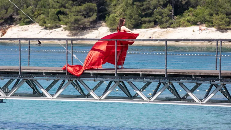 Djevojka u crvenoj haljini oduzima dah: Pogledajte senzacionalne fotke s plaže  u Puli