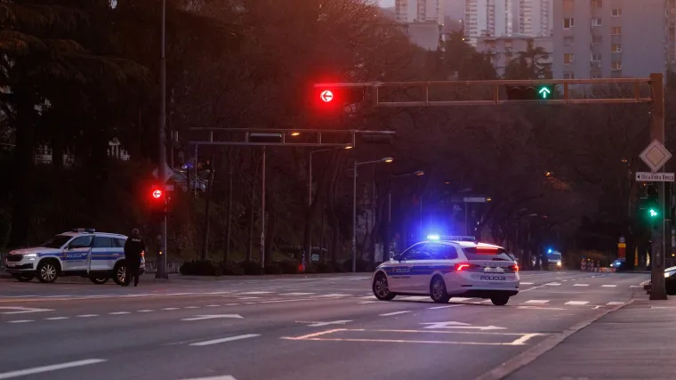 Policija upala mu&scaron;karcu u Vukovaru i prona&scaron;la hrpu droge, spremnike za strojnicu, ručne bombe...