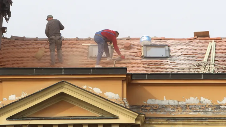 Dok je radio na krovu, pod njim puknule ploče. Mu&scaron;karac pao s nekoliko metara, te&scaron;ko je ozlijeđen