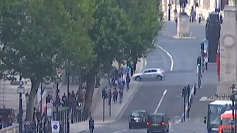 Automobilom se zabio u ulazna vrata Downing Streeta, policija odmah uhitila vozača