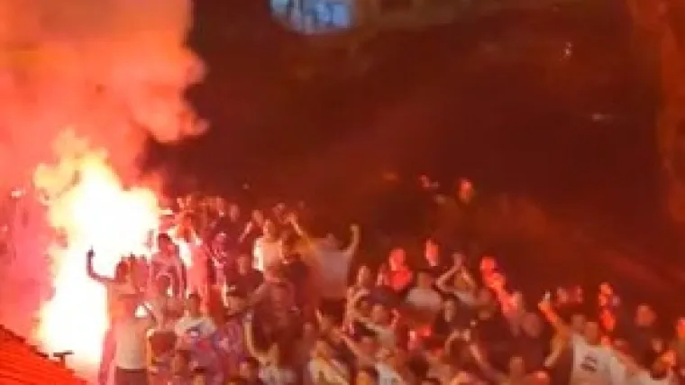 Hajdukovci usred noći stigli na Poljud, navijači im pripremili pravu ludnicu. Pogledajte kako je to izgledalo