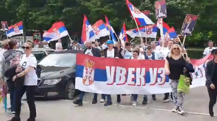 Kamere uhvatile zanimljiv prizor u Srbiji: Vučićevim protivnicima će se smračiti, pazite &scaron;to ljudi imaju na majicama