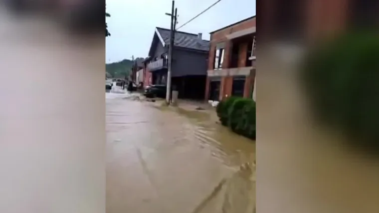 Blatna rijeka preplavila Gunjavce: 'Palo je nebo na zemlju, sin i ja smo jedva pobjegli'