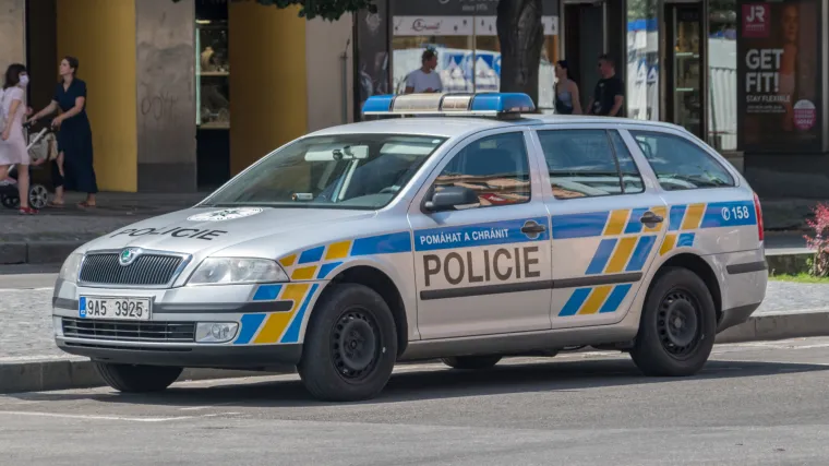 Dvojica se posvađala na ulici u Češkoj. Jedan izbo dijete nasmrt dok ga je otac držao u naručju