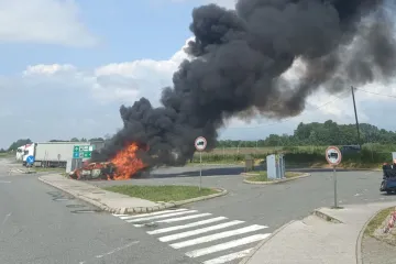 VIDEO Kod Starog Petrovog Sela zapalio se auto: Muž i žena skužili dim, zaustavili se, pa pobjegli iz gorućeg vozila