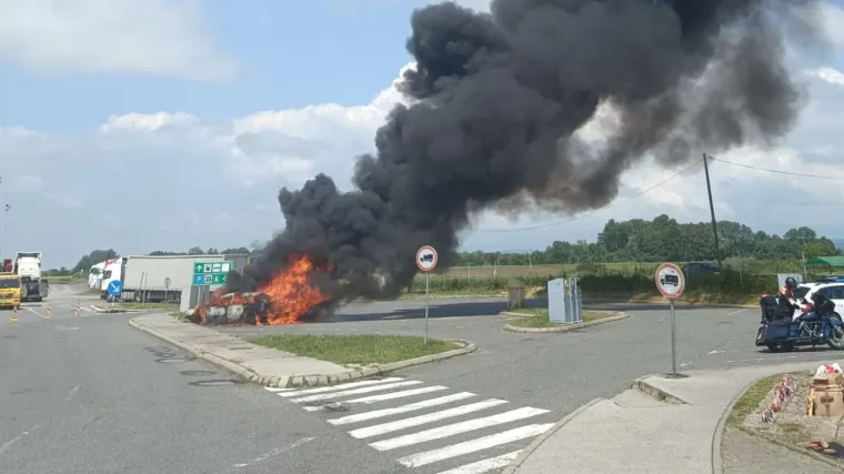 VIDEO Kod Starog Petrovog Sela zapalio se auto: Muž i žena skužili dim, zaustavili se, pa pobjegli iz gorućeg vozila