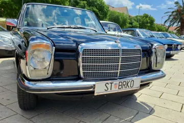 Spektakularni oldtimeri okupirali Makarsku rivu: Pogledajte kakvi ljepotani su se mogli u nedjelju razgledati tik uz more