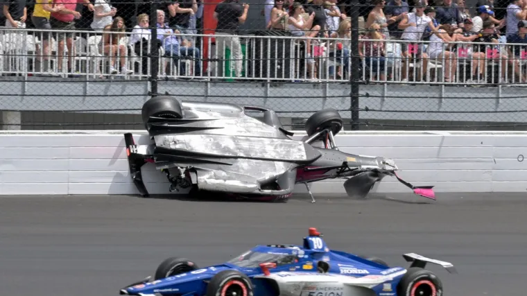 U stravičnoj nesreći bolid udario u zid, poletio u zrak i prevrnuo se: Guma odletjela preko za&scaron;titne ograde