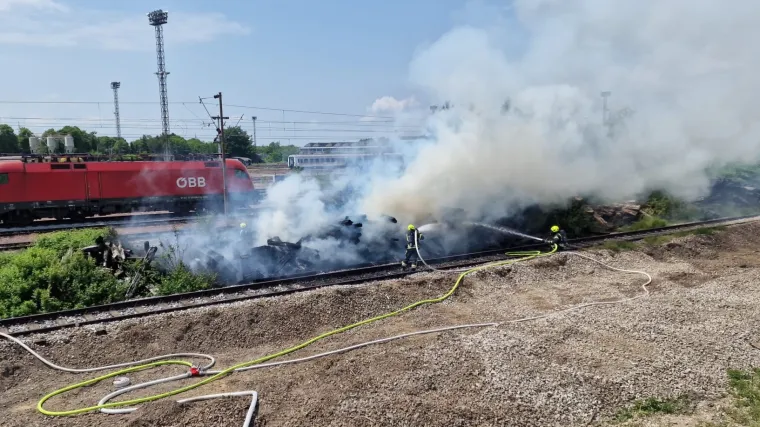Požar na zagrebačkoj Sarajevskoj cesti: Na terenu pet vozila vatrogasaca, gorjeli drveni pružni pragovi