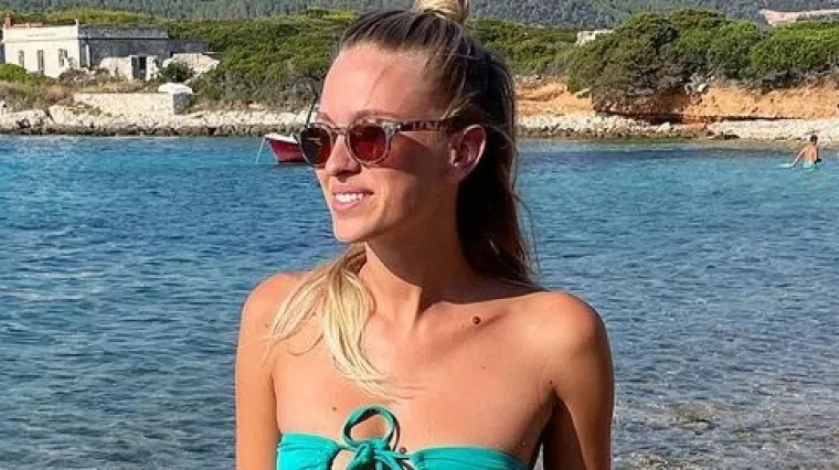 Domenica se pošteno ispružila na bazenu i pokazala svoju zanosnu figuru: Mnogi već šuškaju s kim provodi dane