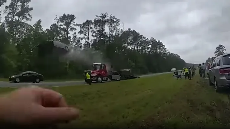 Autom u punoj brzini naletio na vozilo vučne službe i katapultirao se u zrak pred očima &scaron;okiranih policajaca